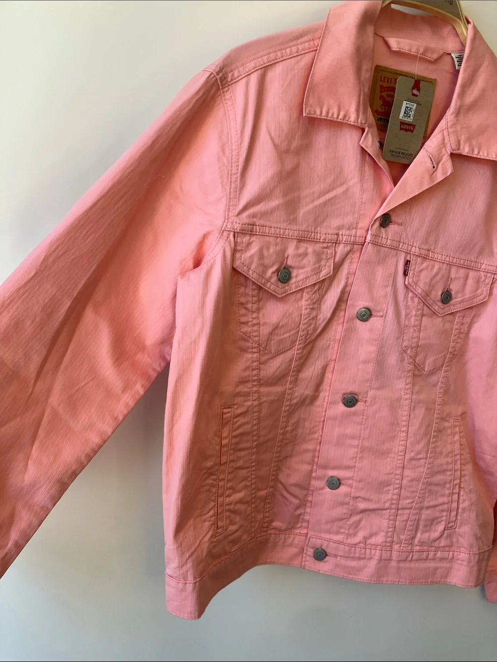 LEVI’S Vintage Fit Trucker Jacket in Coral Lightweight Denim Men’s Size M NWT - Picture 5 of 13